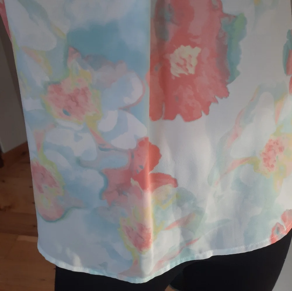 🏷SOLD. Calvin Klein. Medium  floral blouse. I ❤️ Bundles - Picture 2 of 6